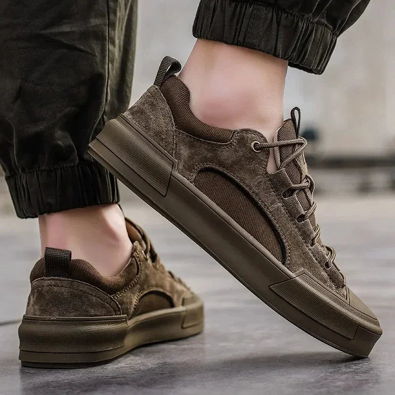 Braune Wildleder-Sneaker für Herren, seitliche Ansicht. Modische Freizeitschuhe mit dicker Sohle, ideal für urbanen Stil und Komfort.