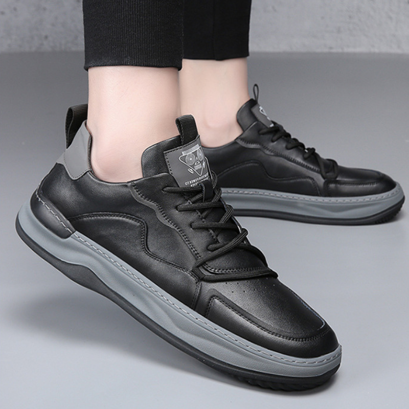 Schwarze Herren-Sneaker mit grauer Sohle, modernem Design und Schnürung, ideal für Freizeit und Sport. Bequeme, stilvolle Straßenschuhe.