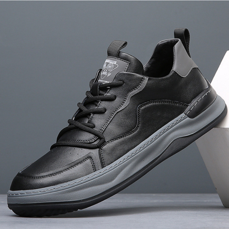 Schwarzer Herren-Sneaker aus Leder mit grauer Sohle, modernem Design und Schnürung. Bequeme Freizeitschuhe für Alltag und Sport.