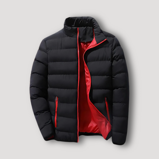Schwarze Daunenjacke mit rotem Innenfutter und Reißverschlüssen, isoliert auf grauem Hintergrund. Wintermode, warme Herrenjacke, stilvoll.