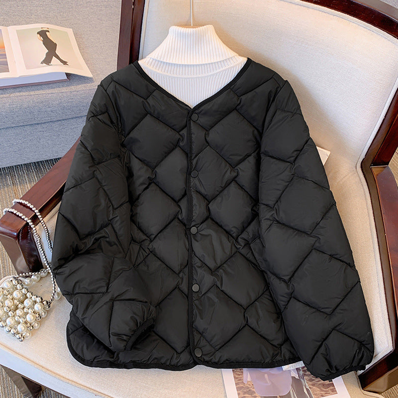 Schwarze gesteppte Damenjacke auf Sessel, V-Ausschnitt, Knopfleiste, modisch, warm, ideal für Herbst und Winter.