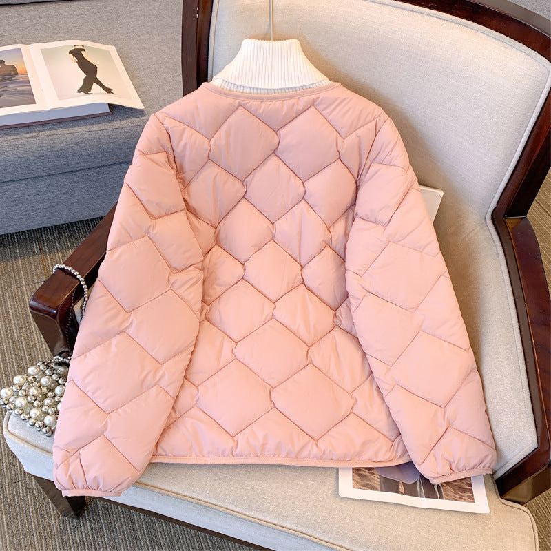 Rosa gesteppte Damenjacke auf einem Sessel, modisch und warm, ideal für Herbst und Winter. Elegantes Design, perfekt für stilvolle Outfits.