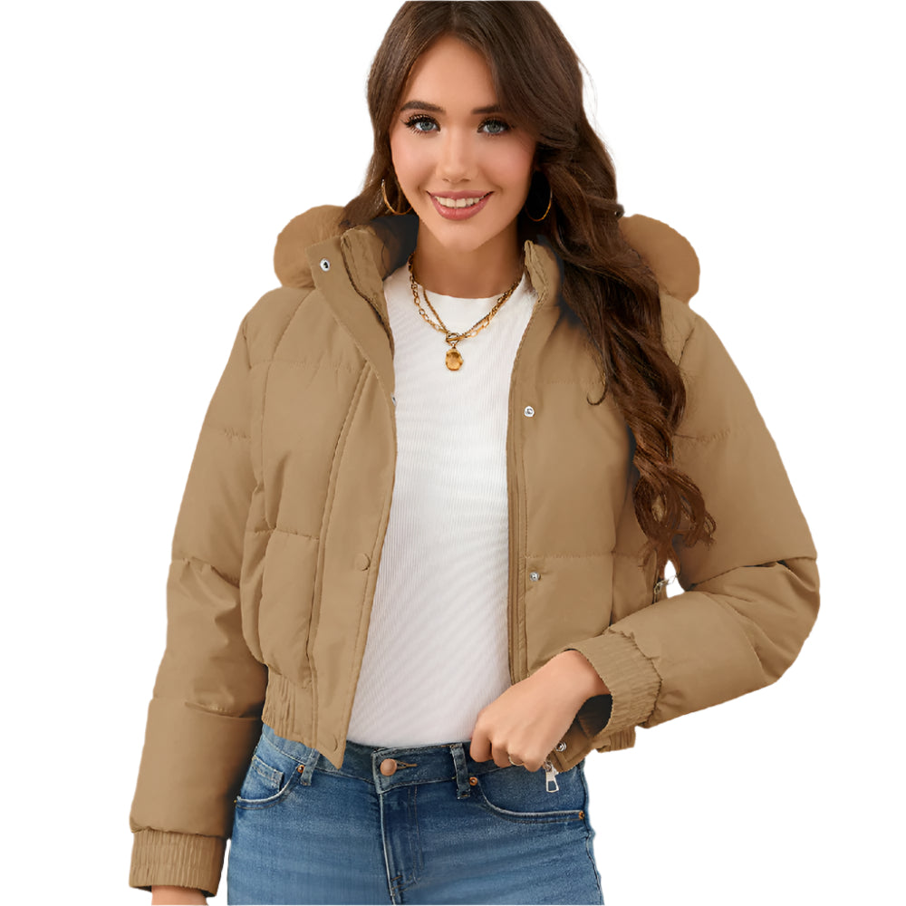 Frau in brauner Steppjacke mit Kapuze, weißem Shirt und blauer Jeans. Modetrend, Winterjacke, Damenbekleidung, stilvoll, lässig.