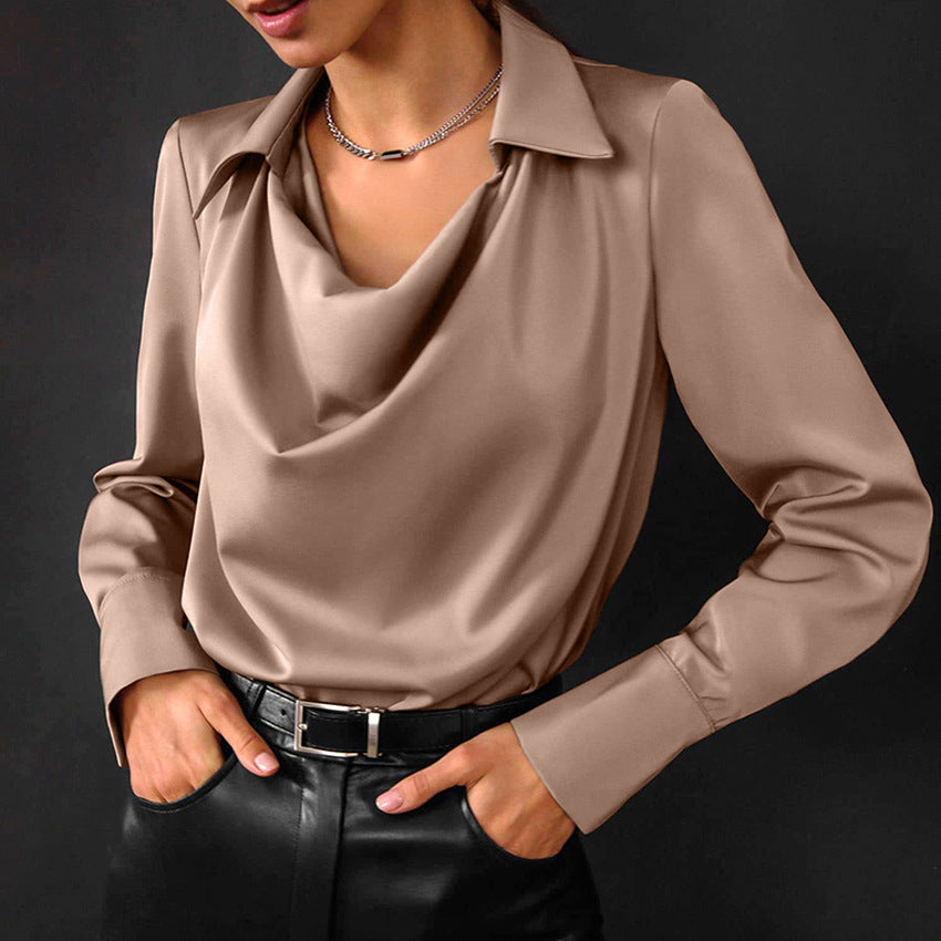 Elegante Frau in beiger Satinbluse mit Wasserfallausschnitt, kombiniert mit schwarzer Lederhose. Modetrend, stilvolle Damenbekleidung, schickes Outfit.