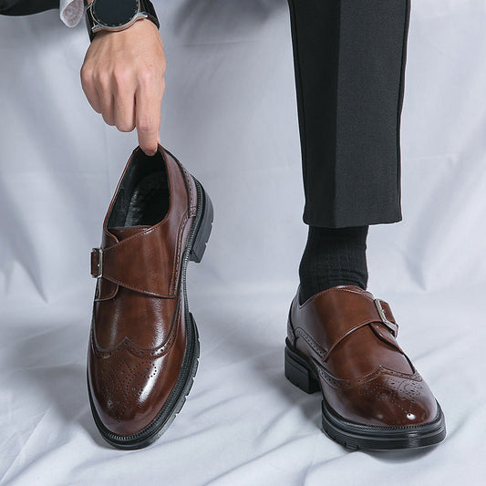 Elegante braune Lederschuhe mit Schnalle, getragen von einer Person in schwarzer Hose. Perfekt für formelle Anlässe und Business-Outfits.