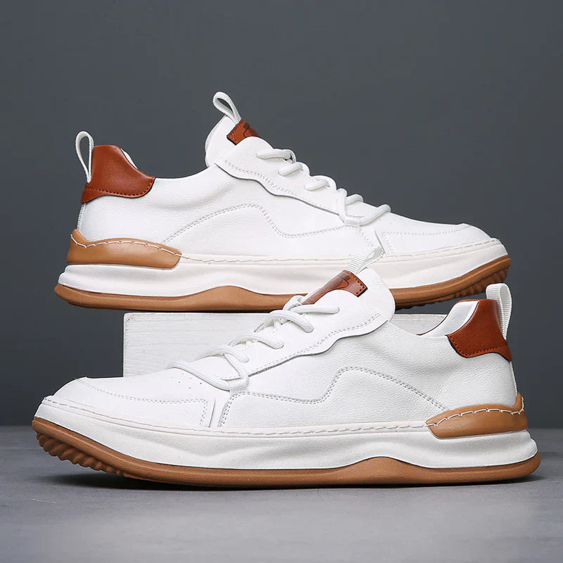 Weiße Sneaker mit braunen Akzenten, rutschfeste Gummisohle, modernes Design, ideal für Herrenmode, Freizeit- und Alltagskleidung.