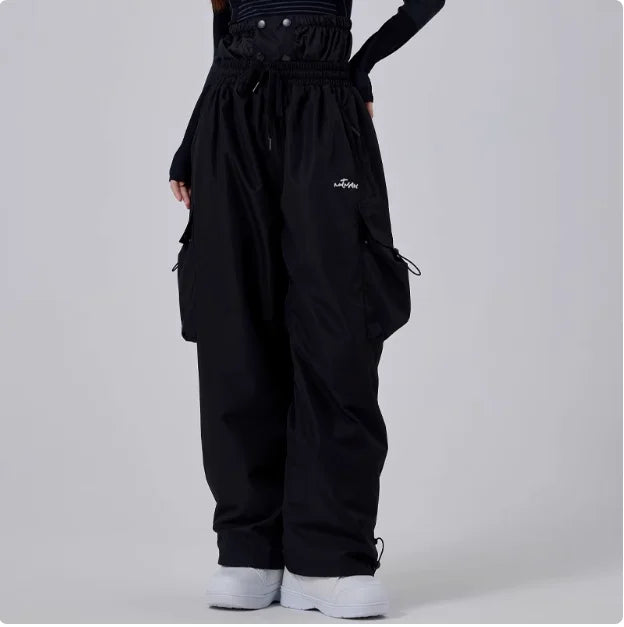 Schwarze Baggy-Hose mit Kordelzug und Seitentaschen, getragen von einer Person. Modetrend, Streetwear, lässiger Stil, Unisex-Mode.