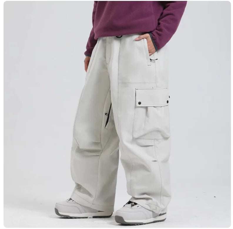 Lässige weiße Cargohose für Herren, kombiniert mit lila Pullover und weißen Sneakers. Bequeme Streetwear-Mode, ideal für Freizeit und Outdoor.