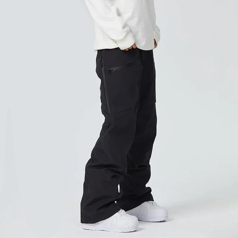 Weiße Sneakers und schwarze Baggy-Hose, getragen von Person in weißem Pullover. Streetwear-Mode, lässiger Stil, urbaner Look.