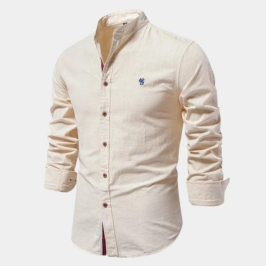 Beiges Herrenhemd mit Stehkragen, langen Ärmeln und braunen Knöpfen. Elegantes Design, ideal für Business und Freizeit. Baumwollstoff.