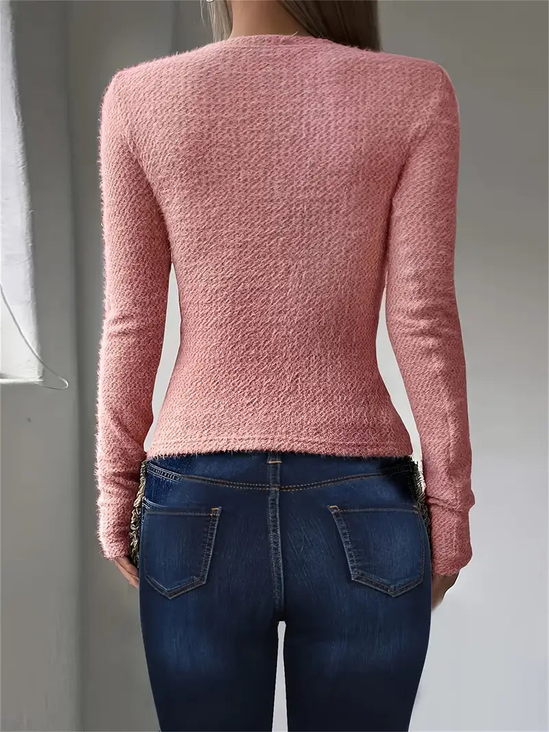 Frau in rosa Strickpullover und blauer Jeans von hinten. Modetrend, Damenbekleidung, lässiger Stil, Herbstmode, Strickmode.