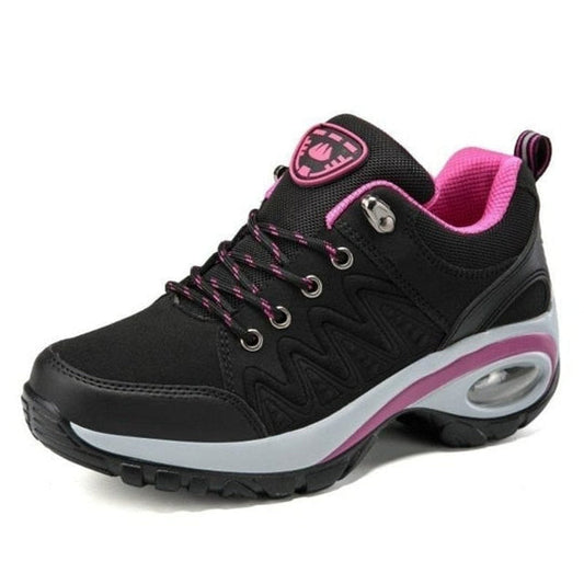 Schwarzer Damen-Sneaker mit pinken Akzenten, dicke Sohle, sportliches Design, ideal für Fitness und Freizeit. Bequeme Sportschuhe für Damen.