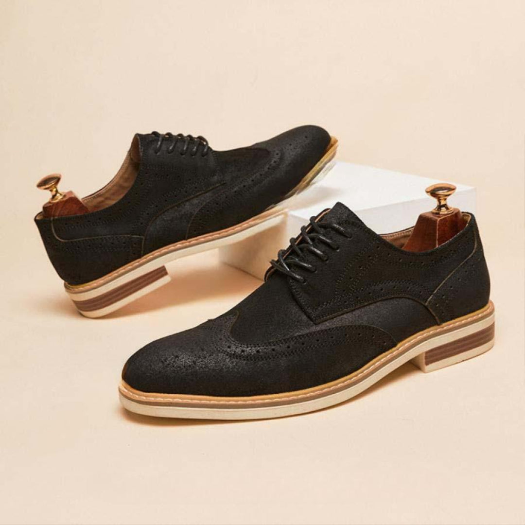 Schwarze Herren-Brogues aus Leder mit Schnürung, elegantes Design, auf beigem Hintergrund. Perfekt für formelle Anlässe und Business-Outfits.