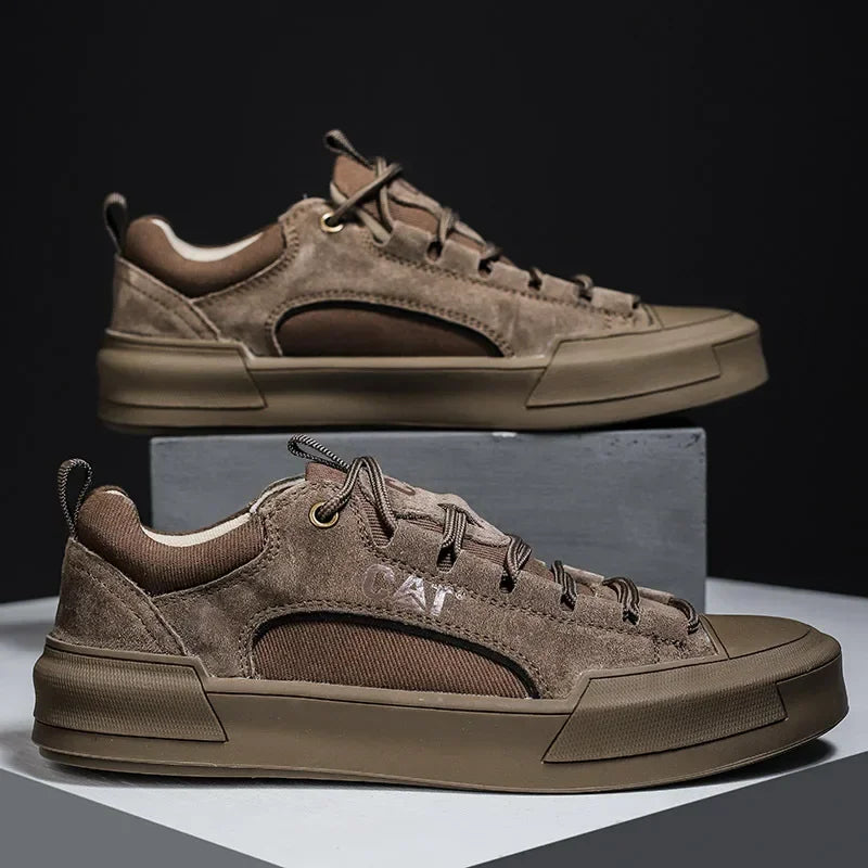 Braune Wildleder-Sneaker auf grauem Podest, seitliche Ansicht. Modische Herrenschuhe, lässiges Design, robuste Sohle. Ideal für Freizeit und Alltag.