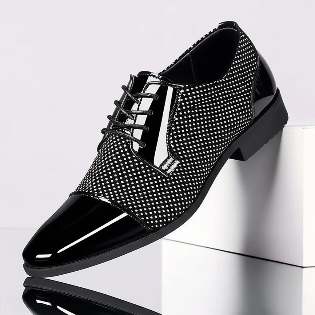 Schwarzer Herren-Lederschnürschuh mit glänzender Kappe und gepunktetem Muster, elegantes Design, ideal für formelle Anlässe und Business-Outfits.