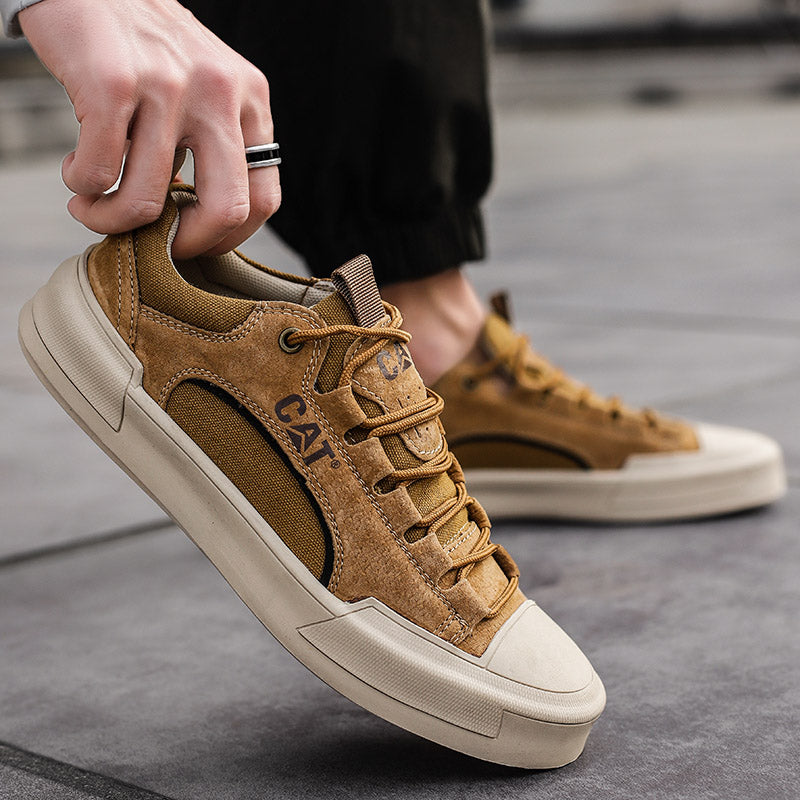 Braune Herren-Sneaker aus Wildleder mit weißer Sohle, lässiges Design, ideal für Freizeit und Outdoor-Aktivitäten.