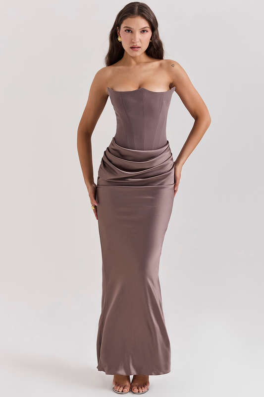 Frau in eleganter, schulterfreier Abendkleid aus Satin in Taupe, figurbetontes Design, modisches Outfit für besondere Anlässe, stilvolle Abendmode.