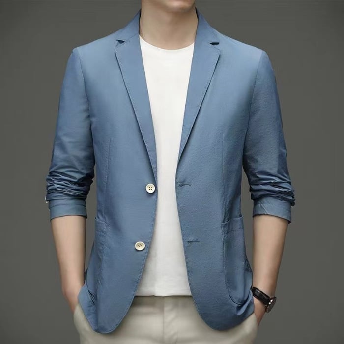 Mann in hellblauem Blazer, weißem T-Shirt und beiger Hose. Modischer Herrenanzug, eleganter Freizeitlook, stilvolle Herrenmode.