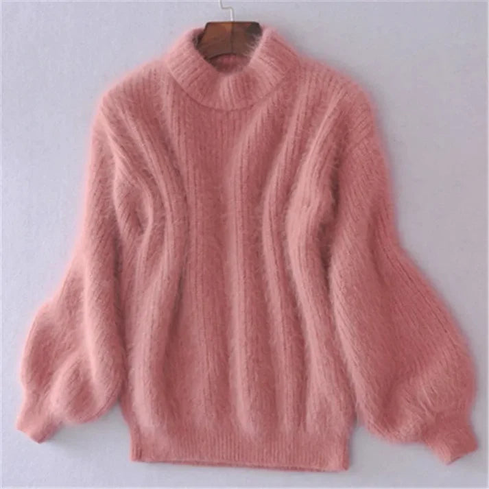 Rosa flauschiger Pullover mit Ballonärmeln, Damenmode, Strickwaren, Herbst-Winter-Trend, gemütlicher Look, weiches Material, modischer Stil.