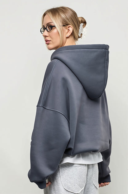 Rückansicht des schlichten Hoodies mit Kapuze