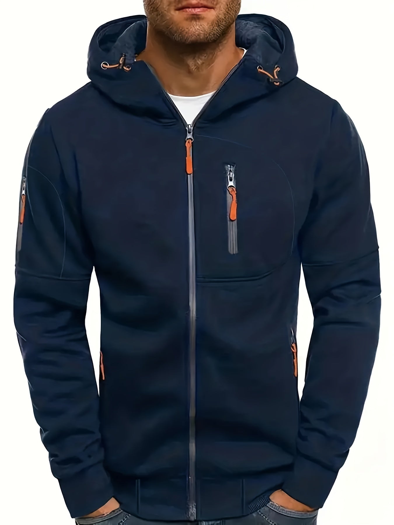 Dunkelblaue Herren-Softshelljacke mit Kapuze, Reißverschlüssen und Taschen. Modische Outdoor-Bekleidung, ideal für Herbst und Winter.