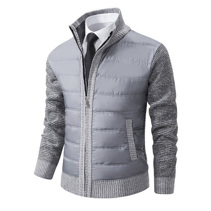 Graue Herrenjacke mit gestepptem Design, Strickärmeln und Reißverschluss. Stilvolle Wintermode, ideal für Business und Freizeit.