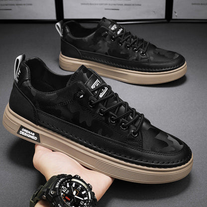 Schwarze Camouflage-Sneaker mit brauner Sohle, modisches Design, sportlich und lässig, ideal für Herrenmode und Streetwear-Trends.