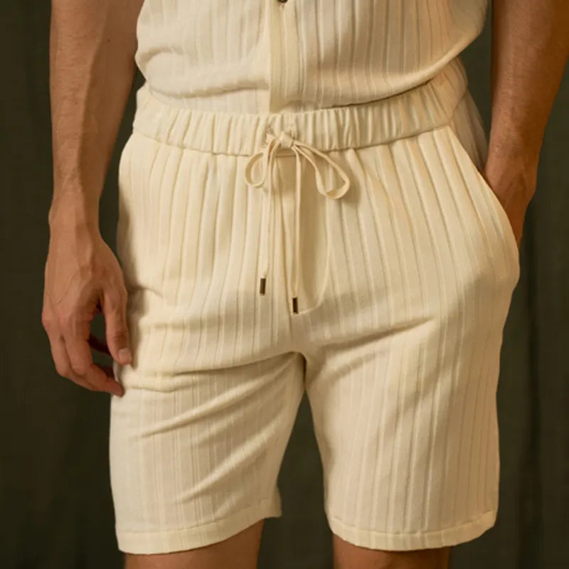Beiger gerippter Herren-Shorts aus Baumwolle mit Kordelzug, modisch und bequem, ideal für Sommermode und Freizeitkleidung.