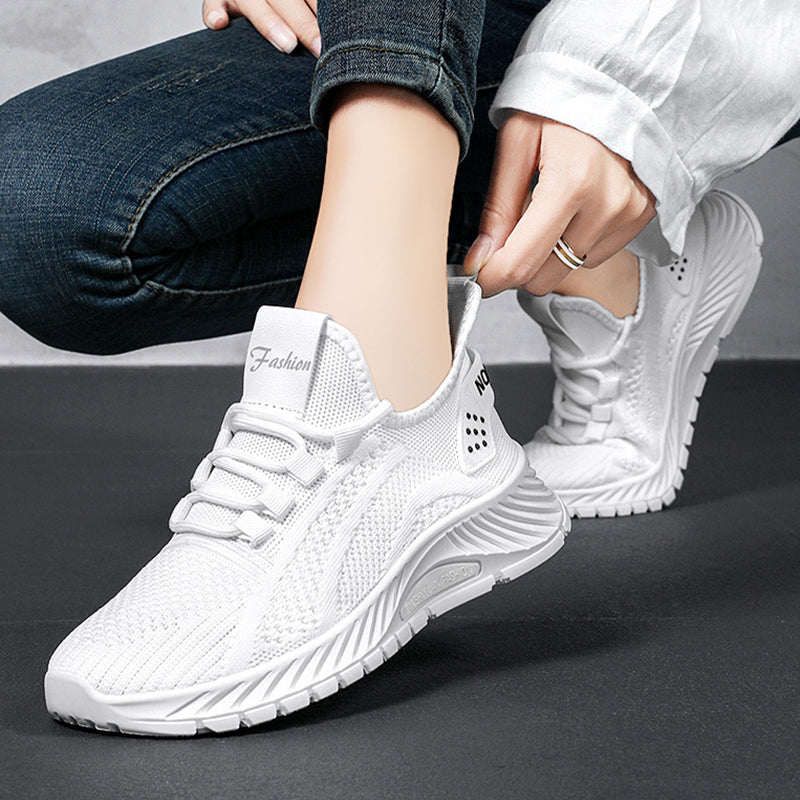 Weiße Damen-Sneaker mit atmungsaktivem Mesh-Obermaterial, modischem Design und bequemer Passform. Perfekt für Sport und Freizeit.