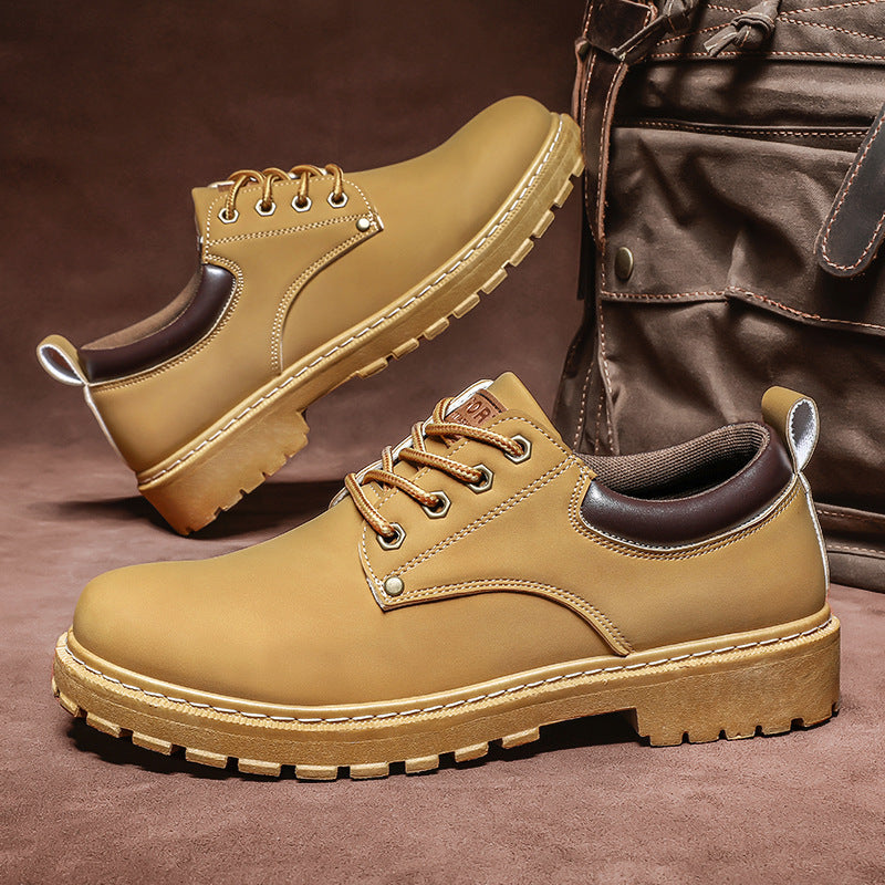 Herren-Wanderschuhe aus braunem Leder mit robuster Sohle, ideal für Outdoor-Aktivitäten. Stilvoll und langlebig, neben einer braunen Tasche platziert.