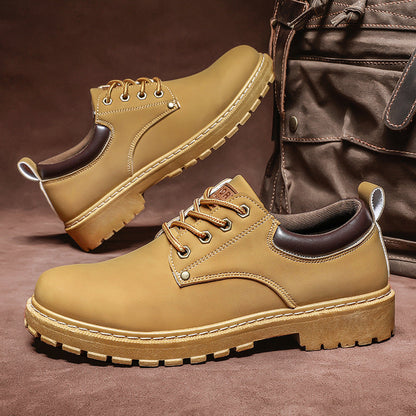 Herren-Wanderschuhe aus braunem Leder mit robuster Sohle, ideal für Outdoor-Aktivitäten. Stilvoll und langlebig, neben einer braunen Tasche platziert.