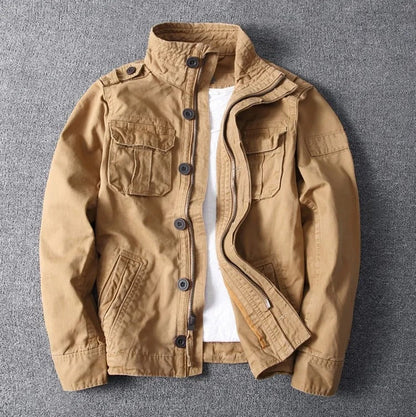 Beige Herrenjacke aus Baumwolle, mit Stehkragen und Knopfleiste, auf grauem Hintergrund. Modische Outdoor-Jacke für Herbst und Frühling.