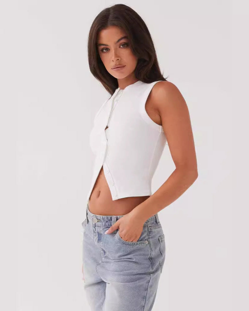 Frau in weißem ärmellosen Top und blauen Jeans vor weißem Hintergrund. Modetrend, lässiger Look, Damenbekleidung, Sommeroutfit.