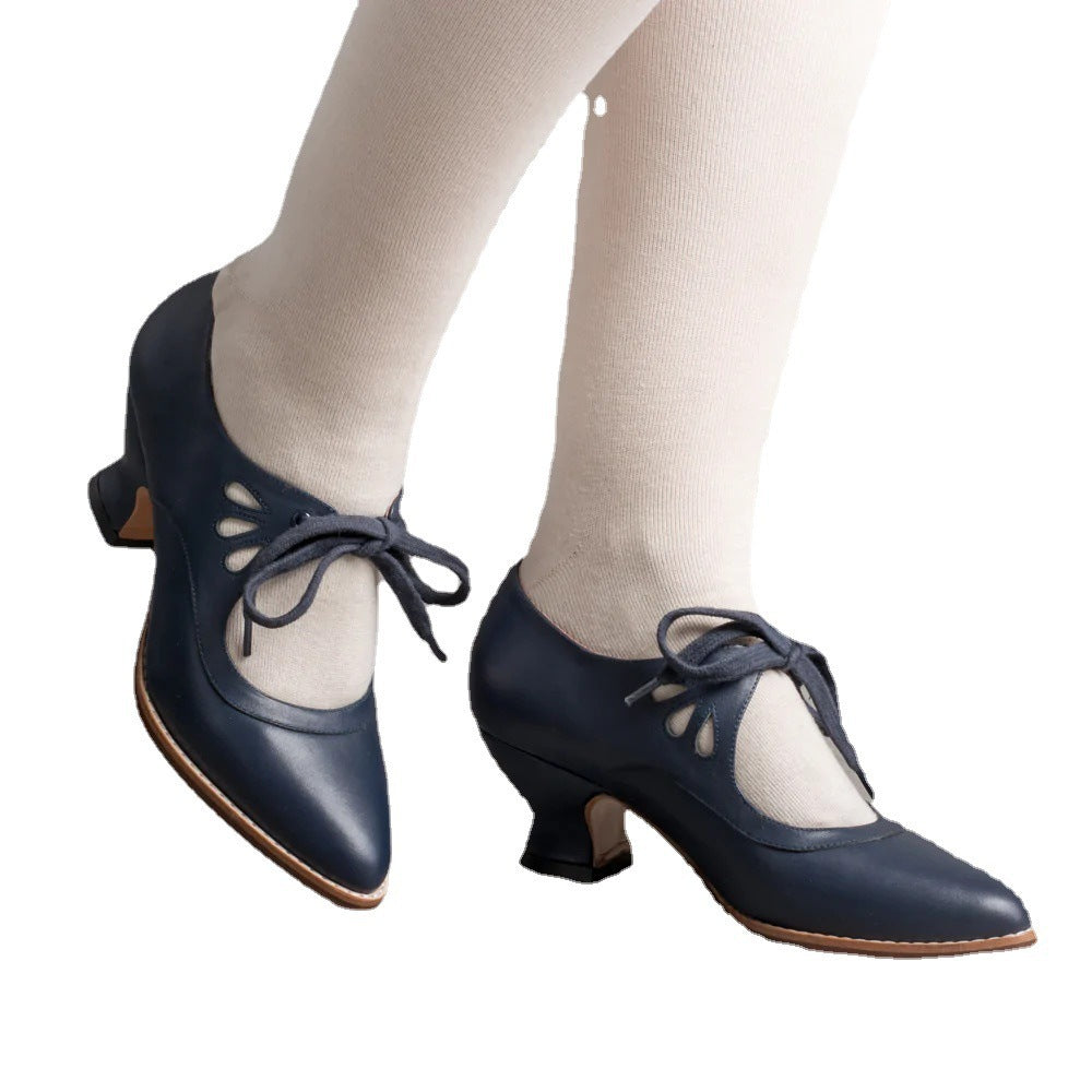 Damen Mary Jane Schuhe, dunkelblau, mit Schnürung und mittlerem Absatz, getragen mit weißen Strümpfen. Vintage-Stil, elegantes Design.
