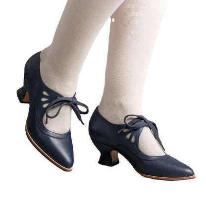 Damen Mary Jane Schuhe, dunkelblau, mit Schnürung und mittlerem Absatz, getragen mit weißen Strümpfen. Vintage-Stil, elegantes Design.
