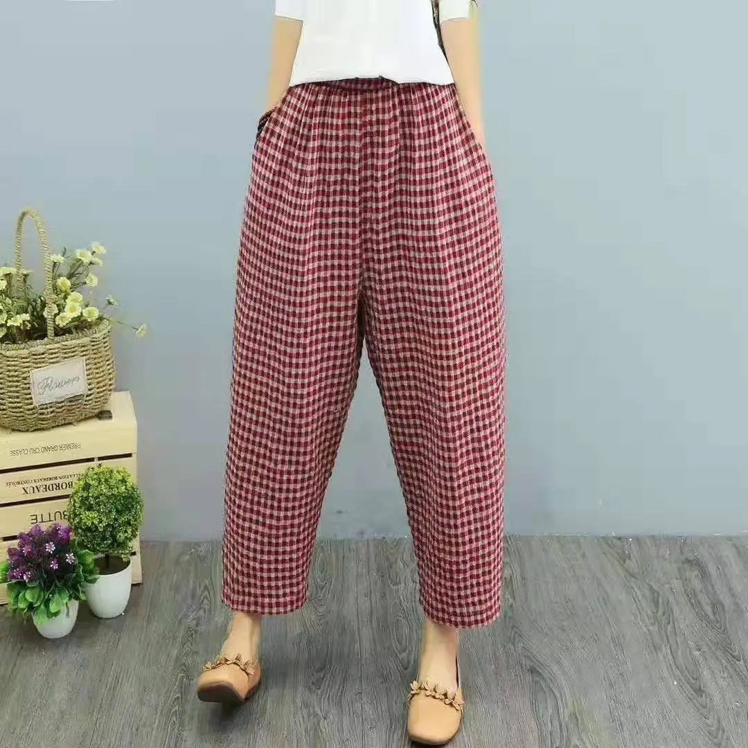 Damenhose mit rotem Karomuster, lässig geschnitten, kombiniert mit beigen Mokassins. Perfekt für Freizeitmode und bequemen Alltagslook.