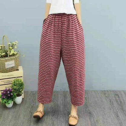 Damenhose mit rotem Karomuster, lässig geschnitten, kombiniert mit beigen Mokassins. Perfekt für Freizeitmode und bequemen Alltagslook.