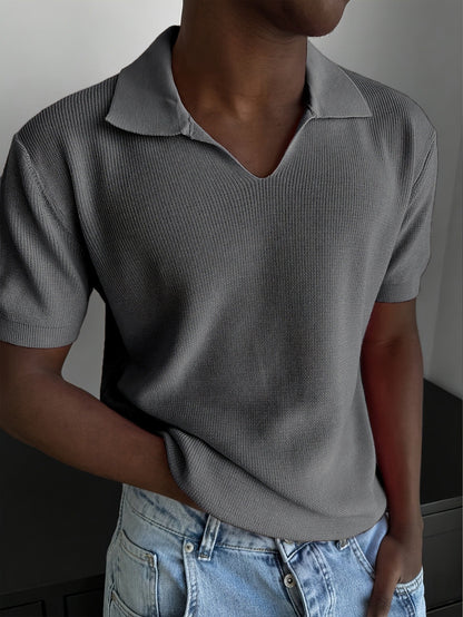 Detailansicht des offenen V-Ausschnitts am Rippstrick-Poloshirt