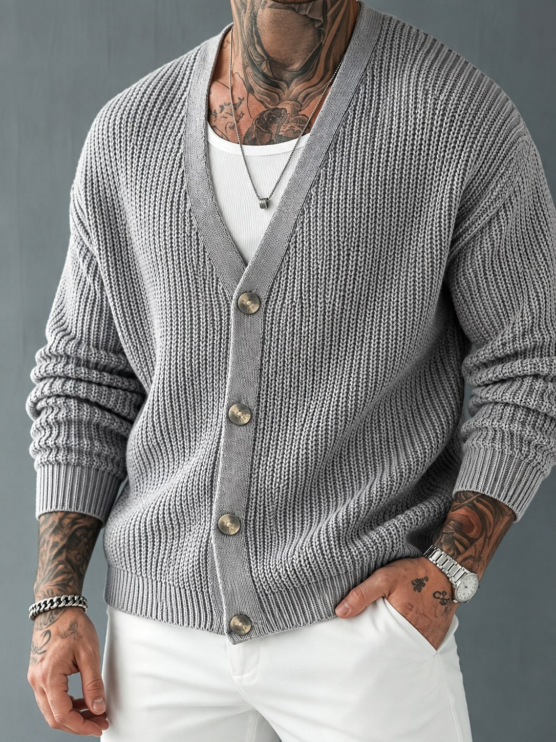 Cardigan aus weichem Rippstrick an einem Model