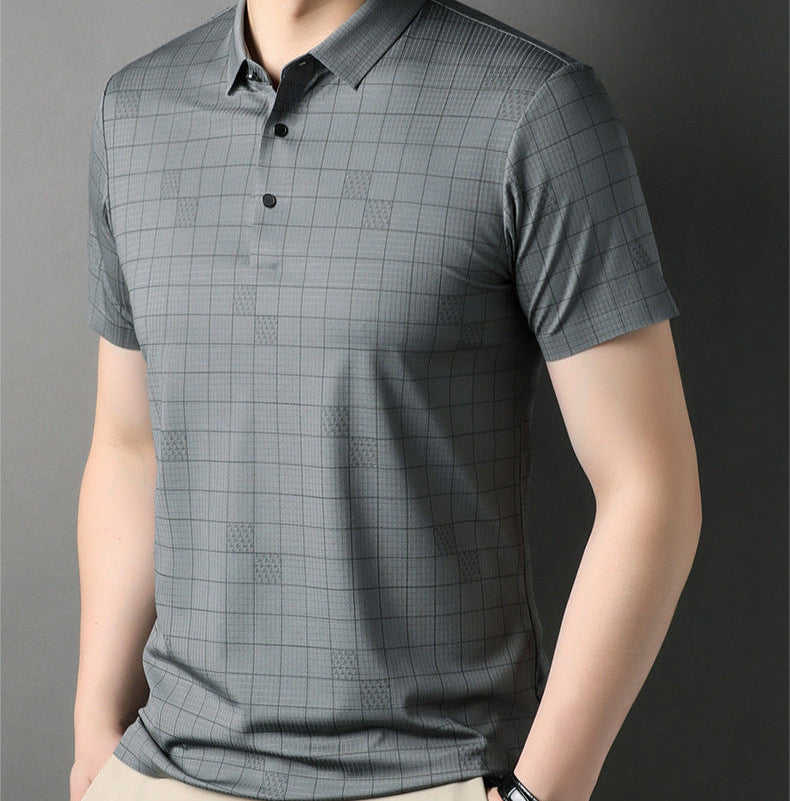 Graues Herren-Poloshirt mit Karomuster, kurzärmelig, aus atmungsaktivem Material. Ideal für Freizeit und Büro. Elegantes, modernes Design.