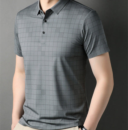 Graues Herren-Poloshirt mit Karomuster, kurzärmelig, aus atmungsaktivem Material. Ideal für Freizeit und Büro. Elegantes, modernes Design.