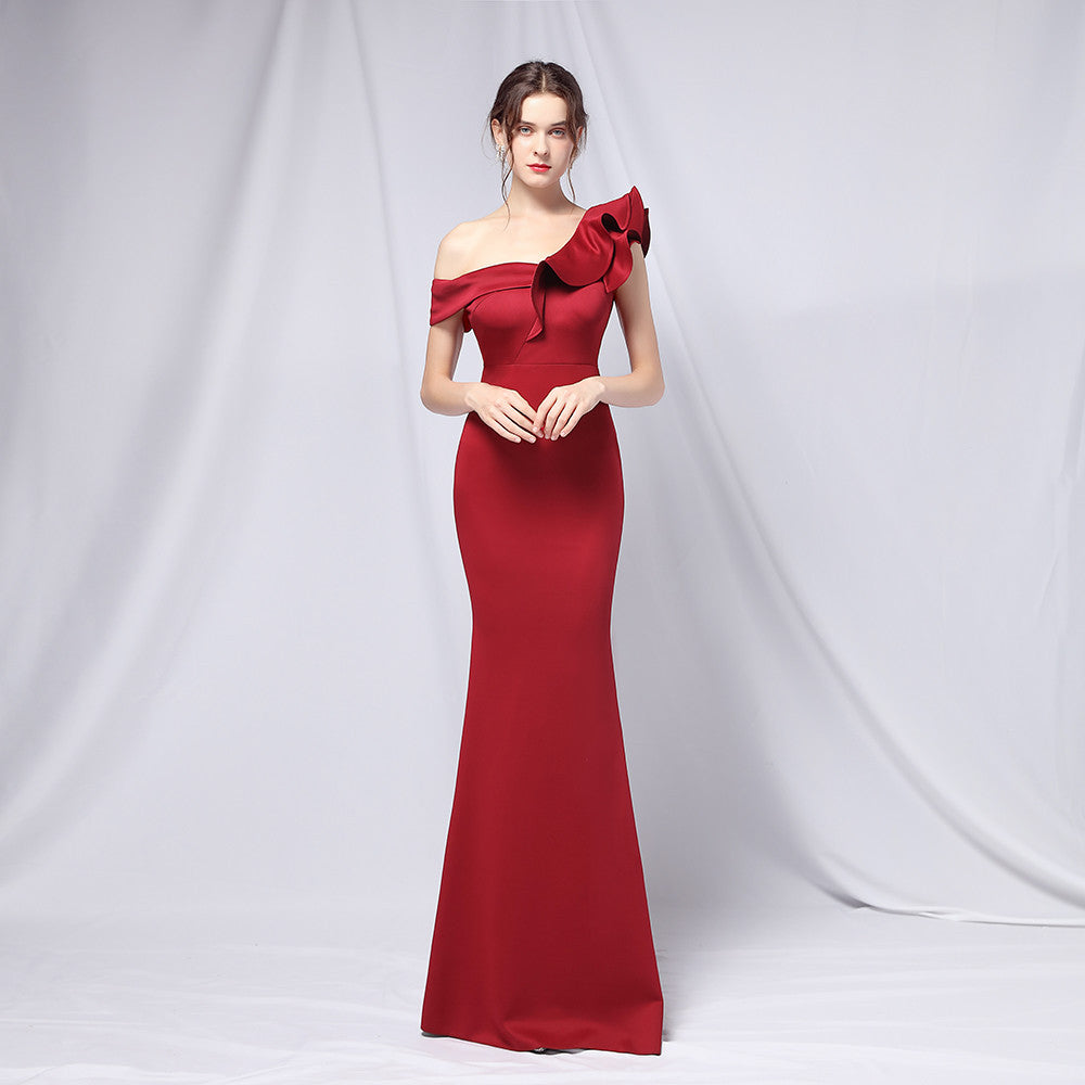 Elegantes rotes Abendkleid mit asymmetrischem Schulterdesign, figurbetont und bodenlang, ideal für formelle Anlässe und Galas.