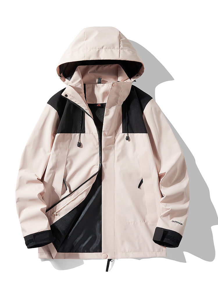 Beige Outdoorjacke mit Kapuze, schwarzem Schulterdesign und Reißverschluss. Funktionale Taschen, ideal für Wandern und Trekking. Wetterfest und stylisch.