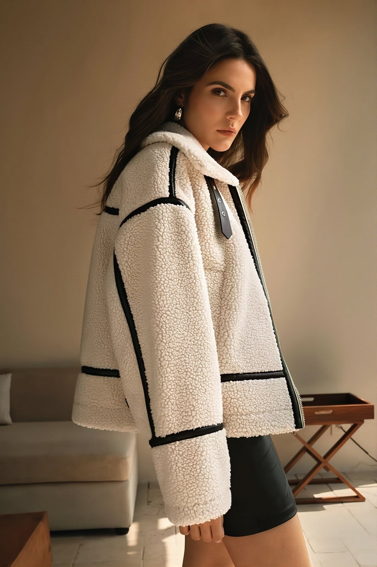 Detailansicht der weichen Sherpa-Fleece-Oberfläche und Kontrastpaspel