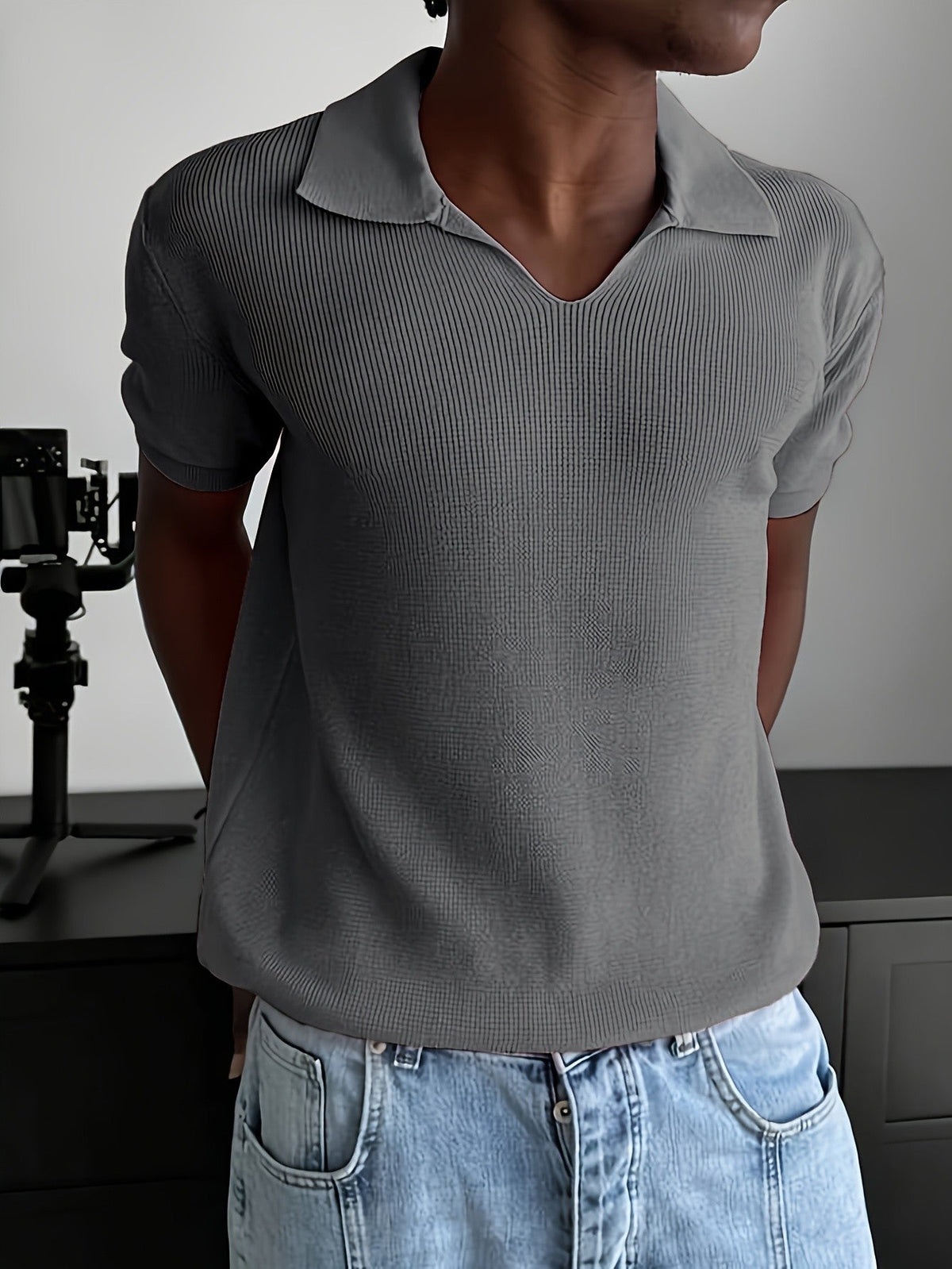 Seitliche Ansicht des Rippstrick-Poloshirts mit lockerem Schnitt