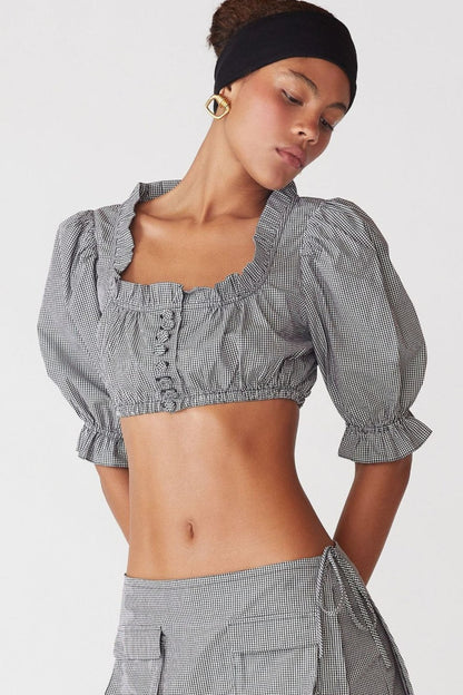 Detailansicht der Rüschen an der Damen-Cropped-Bluse