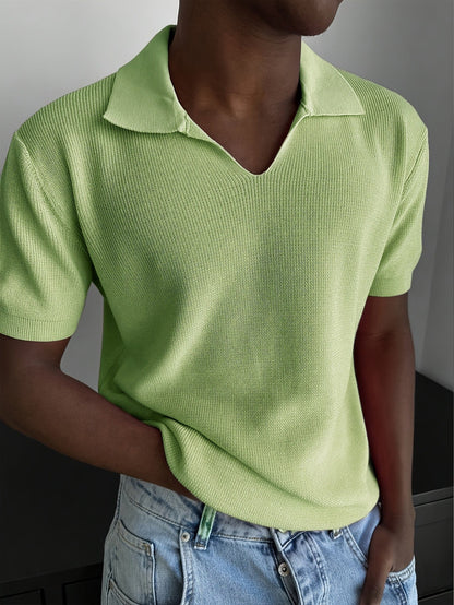 Rückansicht des Rippstrick-Poloshirts mit schlichtem Design