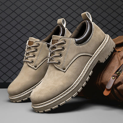 Beige Herrenschuhe aus Leder mit robuster Sohle, Schnürsenkeln und modernem Design vor einem geometrischen Hintergrund. Ideal für Outdoor-Aktivitäten.