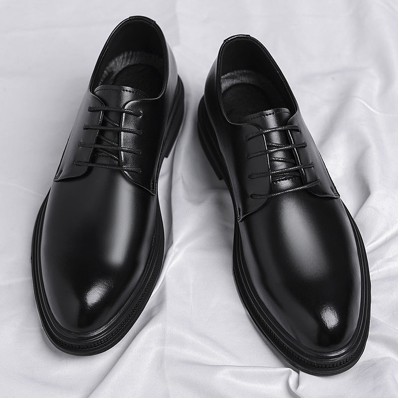 Schwarze Herren-Lederschnürschuhe auf weißem Hintergrund, elegantes Design, glänzende Oberfläche, ideal für formelle Anlässe und Business-Outfits.