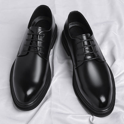 Schwarze Herren-Lederschnürschuhe auf weißem Hintergrund, elegantes Design, glänzende Oberfläche, ideal für formelle Anlässe und Business-Outfits.
